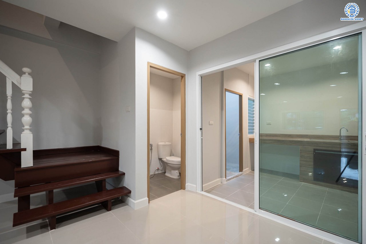 บ้านมือสองตกแต่งใหม่ ทาวน์เฮ้าส์ทำเลโซนเมือง! โครงการ เกร็ดแก้วการ์เด้น รัตนาธิเบศร์ ที่สุดของความคุ้ม เนื้อที่ 17 ตร.ว. พื้นที่ใช้สอย 116 ตร.ม. ฟังก์ชัน 2 ห้องนอน 2 ห้องน้ำ 1 ที่จอดรถ บนทำเลศักยภาพ ติดถนนรัตนาธิเบศร์ ใกล้ทางด่วน "งามวงศ์วาน" เซ็นทรัลรัตนาธิเบศร์ และรถไฟฟ้าสายสีม่วง "สถานีบางกระสอ"...